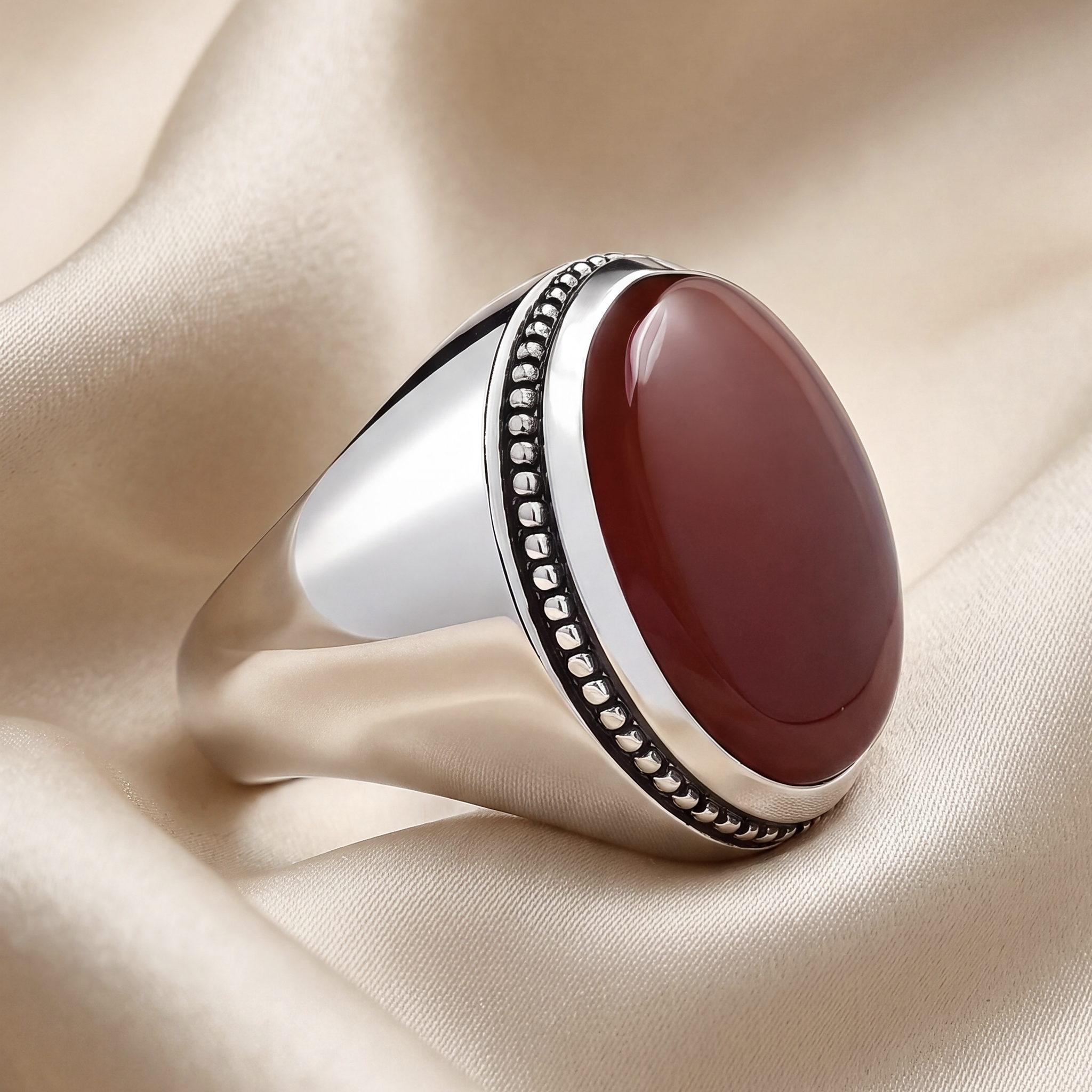 rb-0009-red-yemeni-aqeeq-silver-ring-front خاتم فضة بعقيق يمني أحمر — كابوشون بيضوي شفّاف - الصورة 1